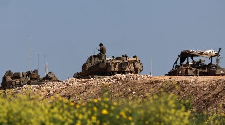 Soldados israelíes con sus tanques cerca de la frontera entre Israel y Líbano, país que también está bajo ataque. EFE/A. Safadi