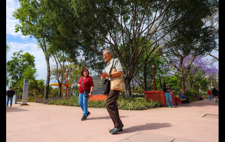 Entre los trabajos más relevantes destacan la renovación de bancas, luminarias, suelos, áreas recreativas y los mosaicos de la estación del Tren Ligero, además de mejoras en las vialidades cercanas. EL INFORMADOR/ A. Navarro