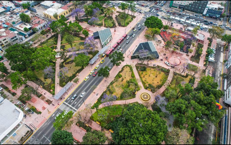 Entre los trabajos más relevantes destacan la renovación de bancas, luminarias, suelos, áreas recreativas y los mosaicos de la estación del Tren Ligero, además de mejoras en las vialidades cercanas. EL INFORMADOR/ A. Navarro