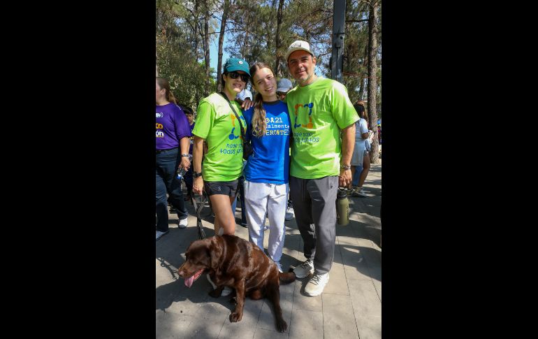 Rosy Faraudo, Camila Ramos Morales y Daniel Ramos con “Cuba”. GENTE BIEN JALISCO / Revista del 27 de marzo 2026