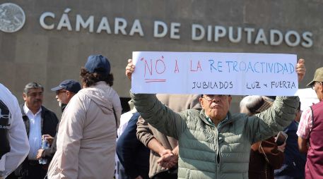 Protesta de jubilados de la extinta Luz y Fuerza del Centro y la actual Comisión Federal de Electricidad afuera de la Cámara de Diputados para exigir el respeto a su pensión. SUN/G. Pano