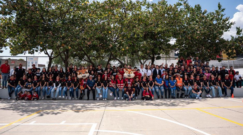 Jugadores, jugadoras y cuerpos técnicos se sumaron a los trabajos de pintura e intervención física del espacio, conviviendo con familias y niños de la zona aledaña al Estadio Jalisco. CORTESÍA.