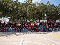 Jugadores, jugadoras y cuerpos técnicos se sumaron a los trabajos de pintura e intervención física del espacio, conviviendo con familias y niños de la zona aledaña al Estadio Jalisco. CORTESÍA.