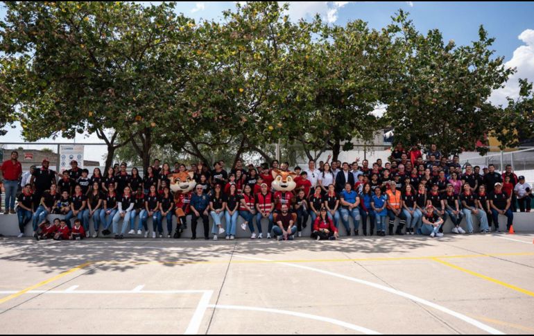Jugadores, jugadoras y cuerpos técnicos se sumaron a los trabajos de pintura e intervención física del espacio, conviviendo con familias y niños de la zona aledaña al Estadio Jalisco. CORTESÍA.