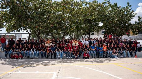 Jugadores, jugadoras y cuerpos técnicos se sumaron a los trabajos de pintura e intervención física del espacio, conviviendo con familias y niños de la zona aledaña al Estadio Jalisco. CORTESÍA.