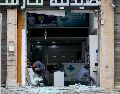 Trabajadores limpian los cristales rotos de una farmacia tras un ataque israelí en la zona de Al Chiyah, un suburbio al sur de Beirut, Líbano. EFE/W. Hamzeh