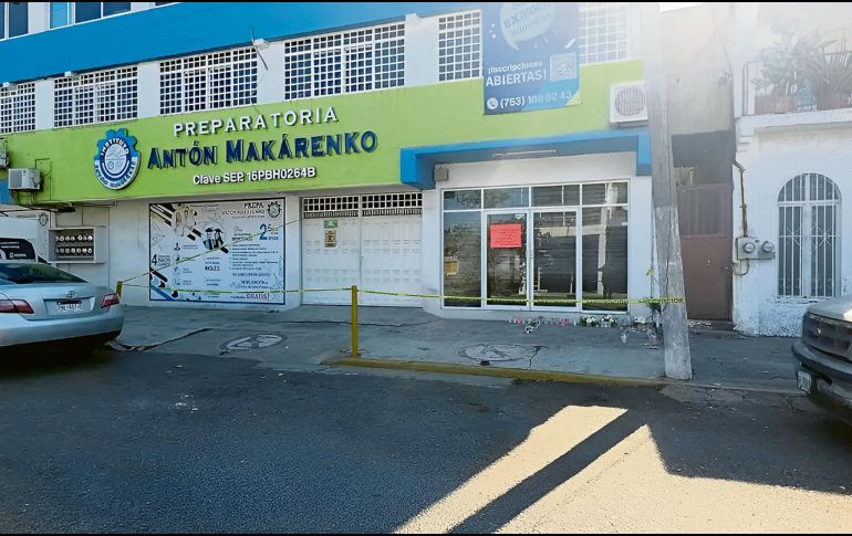 A la entrada de la preparatoria Antón Makárenko, de Lázaro Cárdenas, Michoacán, fueron colocadas veladoras y ofrendas en memoria de las maestras que murieron el martes a manos de un estudiante de 15 años. ESPECIAL