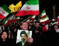 Iraníes ondean banderas durante un acto en apoyo a su gobierno en una plaza en el oeste de Teherán. AP/V. Salemi