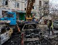 El lugar donde se produjo un ataque con drones rusos cerca de un edificio residencial en Járkov, al noreste de Ucrania, el 25 de marzo de 2026, en medio de la invasión rusa. EFE/ S. KOZLOV