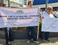 Los pensionados de la CFE siguieron su protesta hacia Palacio de Gobierno en el Centro de Guadalajara con el fin de entregar peticiones para apoyar y evitar la reforma. EL INFORMADOR/M. Hernández