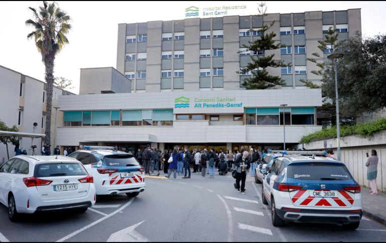 Numerosos periodistas y curiosos esperaron en las puertas del Hospital Residencia Sant Camil, en Sant Pere de Ribes, Barcelona, el desenlace de la eutanasia de Noelia Castillo, la joven de Barcelona de 25 años. EFE/Andreu Dalmau