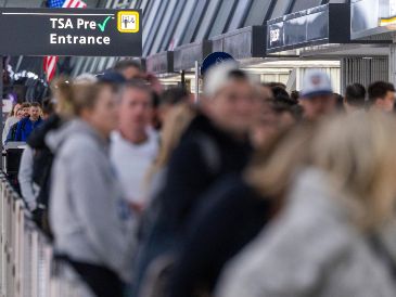 Pasajeros hacen fila para ser inspeccionados por agentes de la Administración de Seguridad del Transporte (TSA) en el Aeropuerto Internacional de Dulles, en Dulles, Virginia. EFE/S. Thew