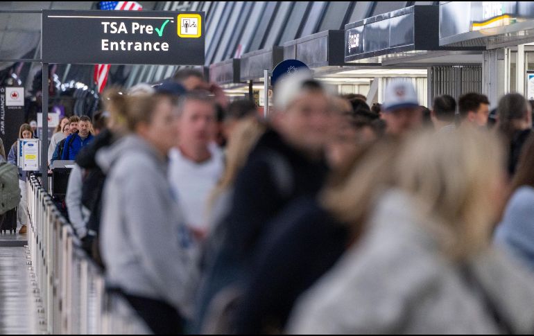 Pasajeros hacen fila para ser inspeccionados por agentes de la Administración de Seguridad del Transporte (TSA) en el Aeropuerto Internacional de Dulles, en Dulles, Virginia. EFE/S. Thew