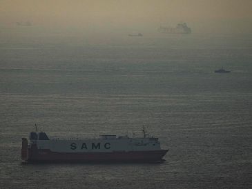 Embarcaciones de carga navegan por el golfo Pérsico hacia el estrecho de Ormuz en Emiratos Árabes Unidos. AP/ARCHIVO