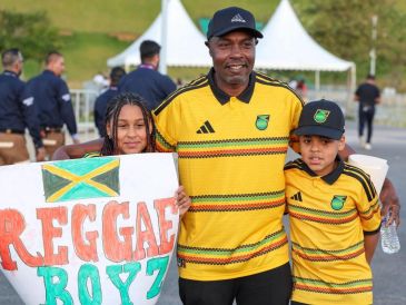 Rick y su familia recorrieron miles de kilómetros para alentar a Jamaica en Guadalajara, confiados en su camino hacia el Mundial. EL INFORMADOR/ A. NAVARRO.