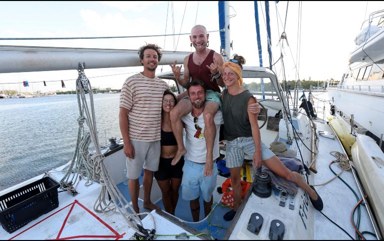 Fotografía del 20 de marzo de 2026 que muestra un grupo de activistas a punto de zarpar con ayuda humanitaria en las embarcaciones “Friend Ship” y “Tiger Moth”. EFE/A. Cupul