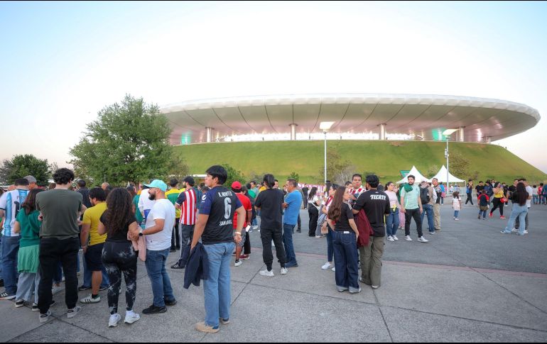 Conforme se acercaba la hora de inicio del partido, la zona cercana al inmueble comenzó a saturarse y se complicó la circulación. EL INFORMADOR/A. Navarro