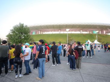 Conforme se acercaba la hora de inicio del partido, la zona cercana al inmueble comenzó a saturarse y se complicó la circulación. EL INFORMADOR/A. Navarro