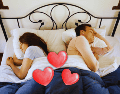 Los resultados revelaron que el 42% de las parejas duermen dándose la espalda, el 34% mantiene algún tipo de contacto físico y el 31% duerme toda la noche en el mismo lado. ESPECIAL / CANVA