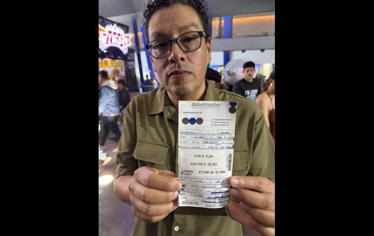 Armando Arroyo, uno de los asistentes afectados, muestra su boleto, en el que se indica que el concierto iniciaría a las 21:00 horas. EL INFORMADOR/ H. Navarro