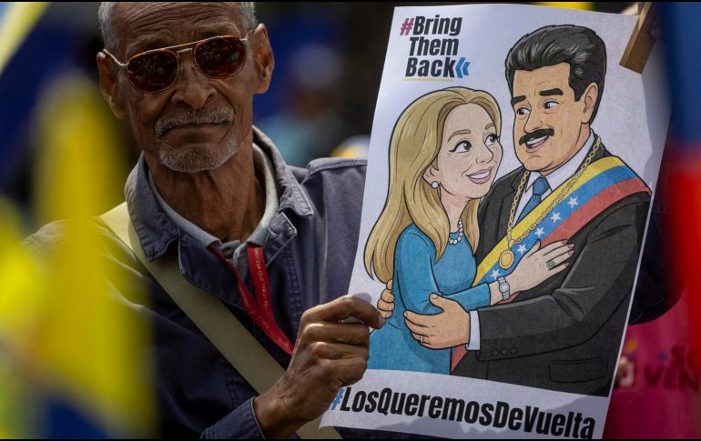 Un hombre sostiene un cartel con la imagen de Nicolás Maduro junto a su esposa, Cilia Flores, durante una manifestación en Caracas. EFE/M. Gutiérrez