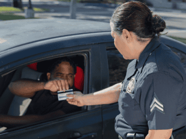 Viajar en Semana Santa implica responsabilidad, incluyendo mantener el vehículo y documentos en regla. CANVA