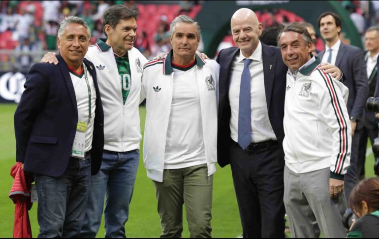 Infantino y Azcárraga, posaron junto a una leyenda del futbol mexicano como Manuel Negrete. SUN/C. Mejía