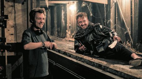 El director Kirill Sokolov y Tom Felton como Kevin en “They Will Kill You”. CORTESÍA