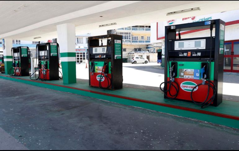 Fotografía que muestra una estación de gasolina este viernes en La Habana (Cuba). EFE/ E. Mastrascusa