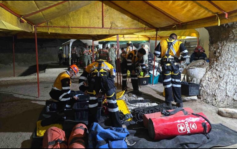 El domingo, especialistas de la CFE se sumaron se sumaron a las labores de rescate de los mineros atrapados, en el municipio de El Rosario. SUN