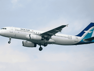 Los precios de boletos se dispararon, afectando más a las aerolíneas de bajo costo, donde el combustible representa una mayor proporción de los costos totales. CANVA