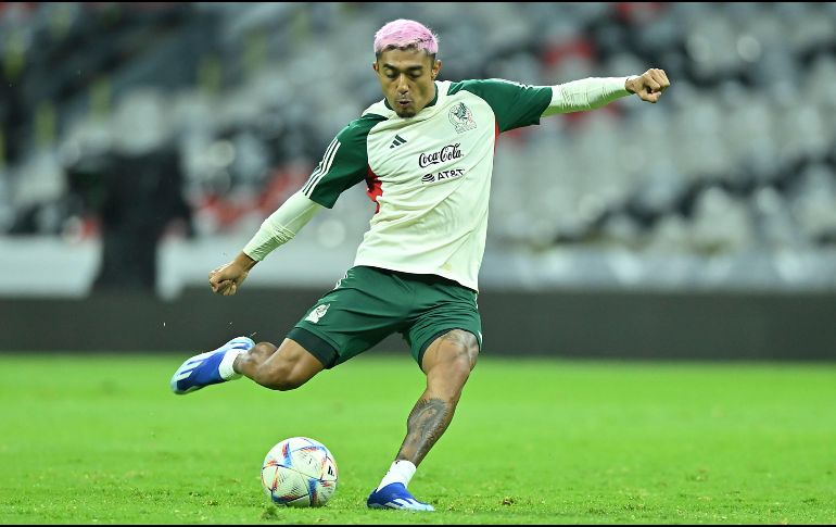 Julián Araujo durante el entrenamiento oficial de la selección nacional de Mexico, celebrado en el Estadio Azteca. Imago7/ Archivo.