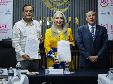 Autoridades de IDEFT y CEPRIJA durante la firma de convenio para impulsar capacitación laboral en Jalisco. CORTESÍA