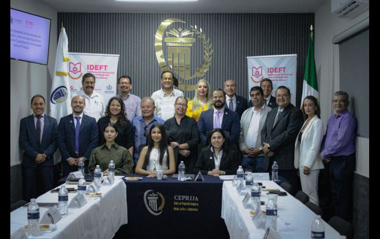 Autoridades de IDEFT y CEPRIJA durante la firma de convenio para impulsar capacitación laboral en Jalisco. CORTESÍA