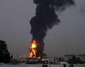 Fuego y una columna de humo se elevan tras el impacto de un dron contra un tanque de combustible cerca del Aeropuerto Internacional de Dubái, en los Emiratos Árabes Unidos. AP