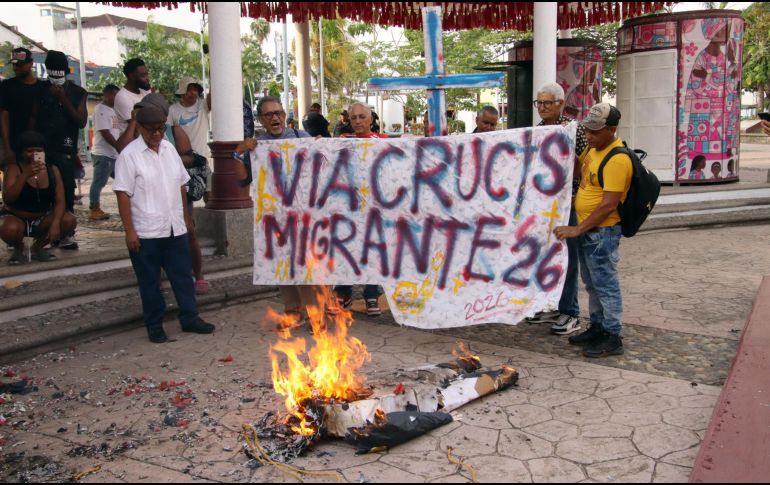 Migrantes prenden fuego a una figura alusiva al presidente de Estados Unidos, Donald Trump, durante un viacrucis en Chiapas. EFE/J. Blanco
