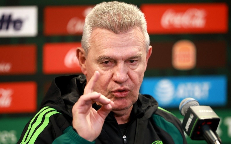Javier Aguirre. El estratega azteca prioriza evaluar rendimientos individuales en la última prueba antes de elegir a sus 26 jugadores. EFE/C. Ramírez
