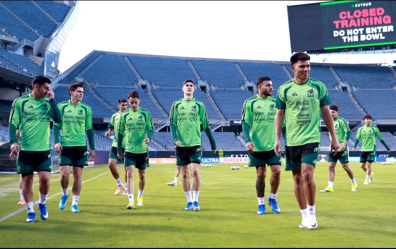 Jugadores de la selección de México entrenan en el estadio Soldier Field de Chicago, previo al juego contra Bélgica. EFE/C. Ramírez