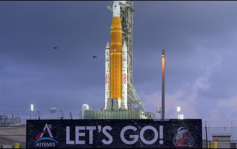 Fotografía cedida por la NASA donde se muestra el cohete del Sistema de Lanzamiento Espacial (SLS) y la nave espacial Orion de la misión Artemis II este martes, sobre una plataforma de lanzamiento móvil en el Complejo de Lanzamiento 39B del Centro Espacial Kennedy en Cabo Cañaveral (Estados Unidos). EFE/ B. Ingalls /NASA