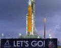 Fotografía cedida por la NASA donde se muestra el cohete del Sistema de Lanzamiento Espacial (SLS) y la nave espacial Orion de la misión Artemis II este martes, sobre una plataforma de lanzamiento móvil en el Complejo de Lanzamiento 39B del Centro Espacial Kennedy en Cabo Cañaveral (Estados Unidos). EFE/ B. Ingalls /NASA