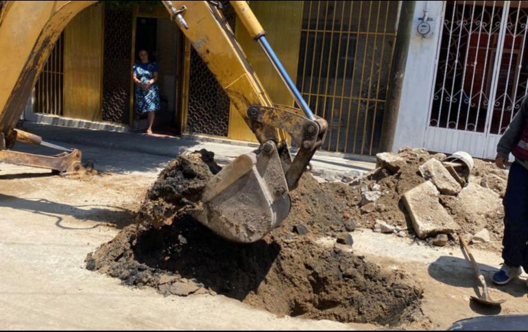 El Ayuntamiento de San Pedro Tlaquepaque informó que el socavón tiene una profundidad aproximada de 4.5 metros y que la intervención se aprovechará para reacondicionar toda la calle Rayón, con una inversión cercana a cinco millones de pesos. ESPECIAL
