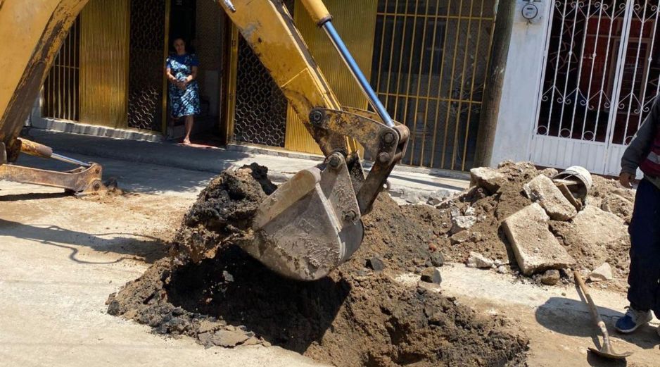 El Ayuntamiento de San Pedro Tlaquepaque informó que el socavón tiene una profundidad aproximada de 4.5 metros y que la intervención se aprovechará para reacondicionar toda la calle Rayón, con una inversión cercana a cinco millones de pesos. ESPECIAL