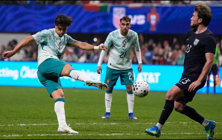 Los próximos co-anfitriones del Mundial salieron con lo que parecía una intensidad renovada, que pronto fue diluyéndose conforme los lusitanos se apoderaban del balón. AP/ M. Stewart.