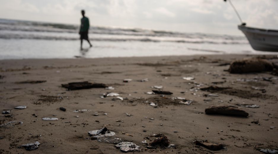 Grumos de residuos de petróleo en la costa tras la suspensión de la pesca debido a un derrame de petróleo. AP/F. Márquez