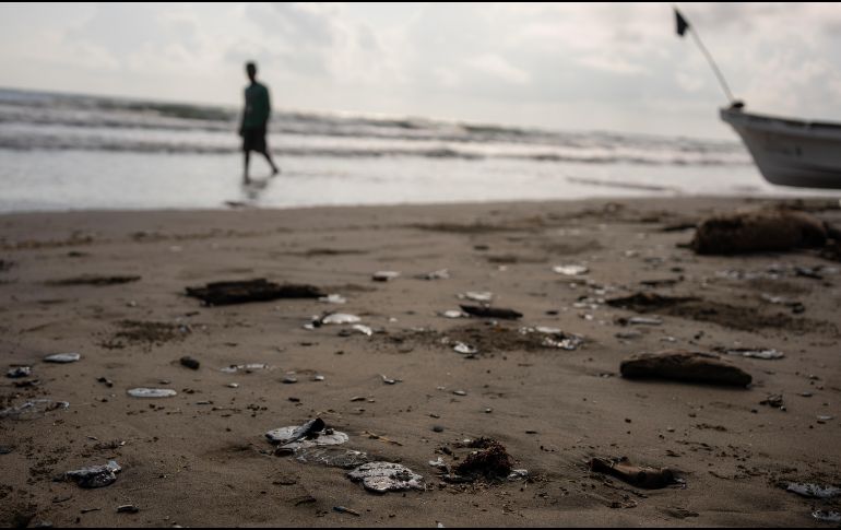 Grumos de residuos de petróleo en la costa tras la suspensión de la pesca debido a un derrame de petróleo. AP/F. Márquez