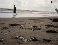Grumos de residuos de petróleo en la costa tras la suspensión de la pesca debido a un derrame de petróleo. AP/F. Márquez