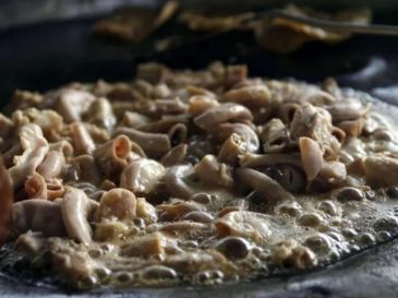 La tripa, que consiste en la víscera de res cuidadosamente limpiada y cocinada, se sirve habitualmente acompañada de cebolla, cilantro y diversas salsas, conformando un alimento que ha formado parte de la dieta popular durante siglos. EL INFORMADOR