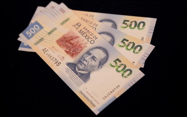 Sobre el peso mexicano, Hacienda estimó que el tipo de cambio se ubicará en 18 unidades por dólar en 2026. EFE/ARCHIVO