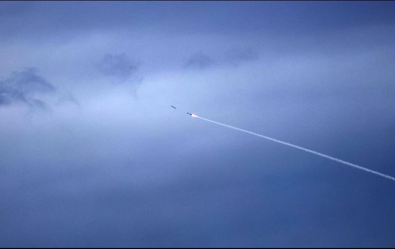 Un cohete defensivo de Israel va a la caza de un misil lanzado por Irán. EFE/A. Safadi