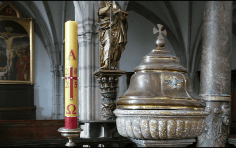 El cirio pascual es un signo de vida, esperanza y resurrección. En la liturgia, simboliza a Jesucristo como “la luz del mundo”, una guía espiritual para los creyentes. CANVA